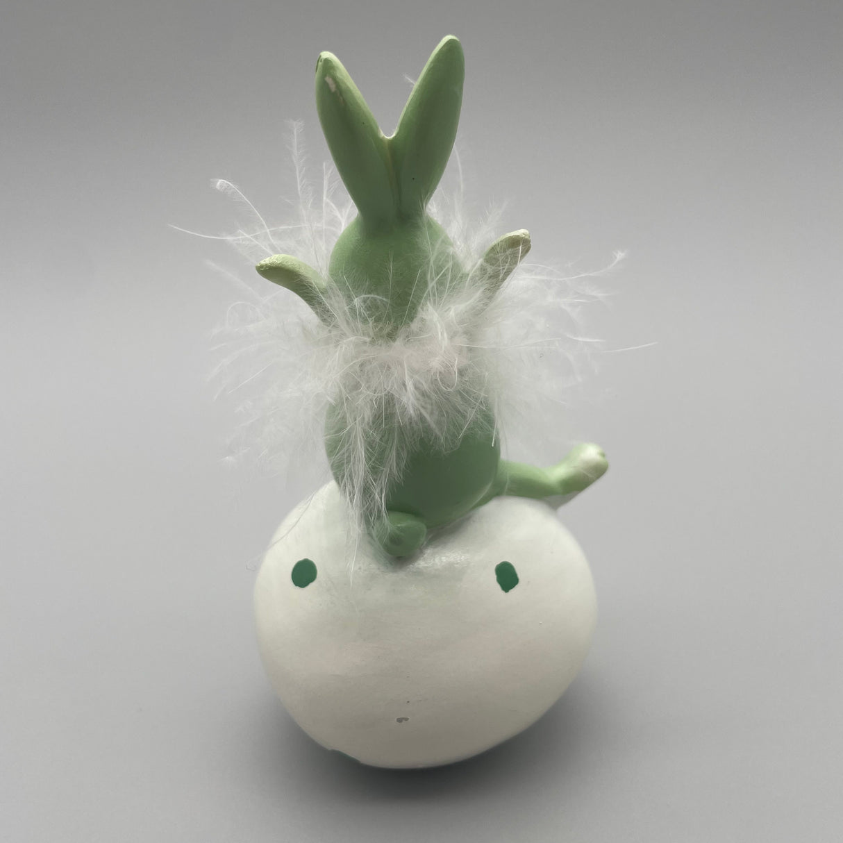 Deko Osterhase auf Osterei | Deko für Ostern von Wimpelberg