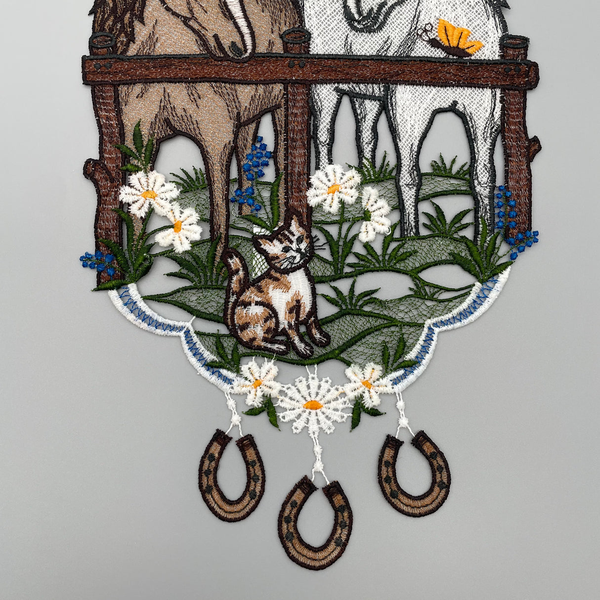 Fensterbild Pferdekoppel farbig | Plauener Spitze | Fensterdekoration von Wimpelberg