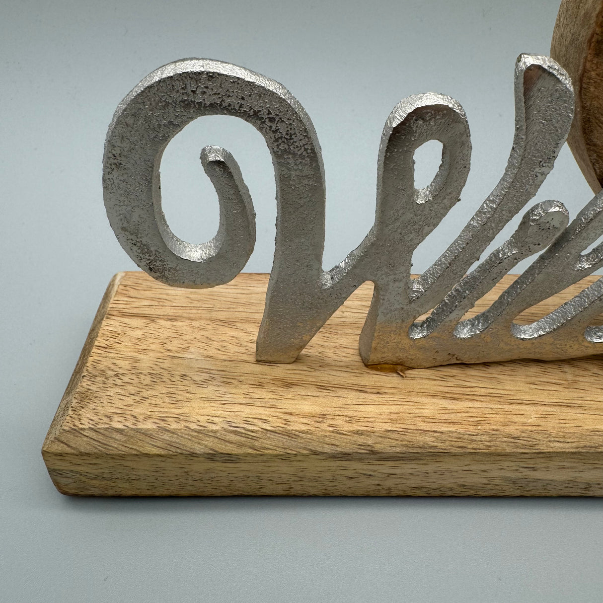 Schriftzug Willkommen auf Sockel – 36x14 cm aus Aluminium und Mangoholz Büste von Wimpelberg