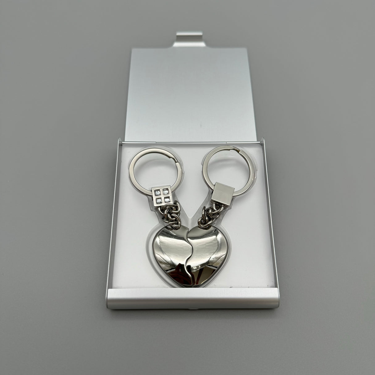 Schlüsselanhänger Satz Herzen aus Zink mit Strass – versilbert und glänzend von Wimpelberg