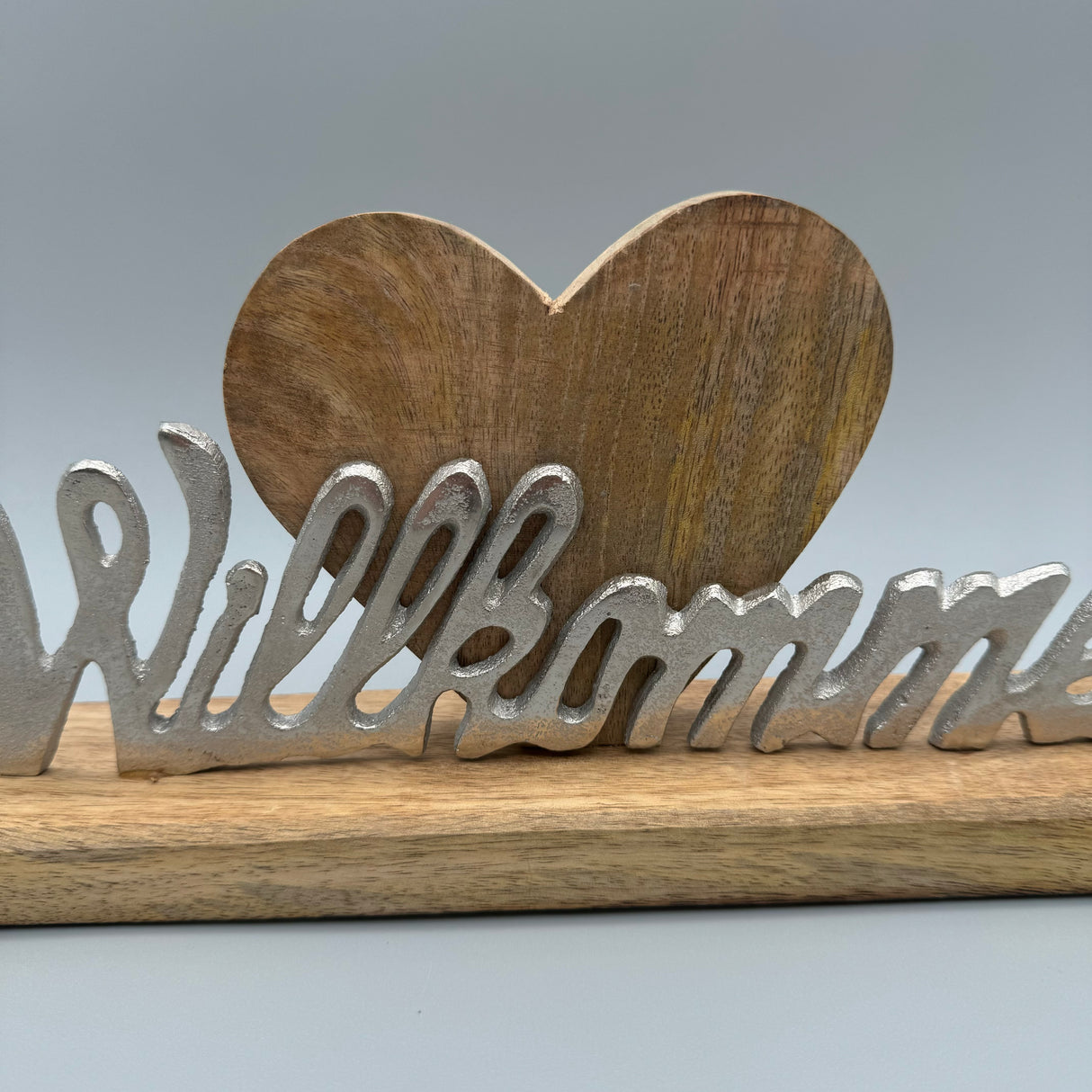 Schriftzug Willkommen auf Sockel – 36x14 cm aus Aluminium und Mangoholz Büste von Wimpelberg