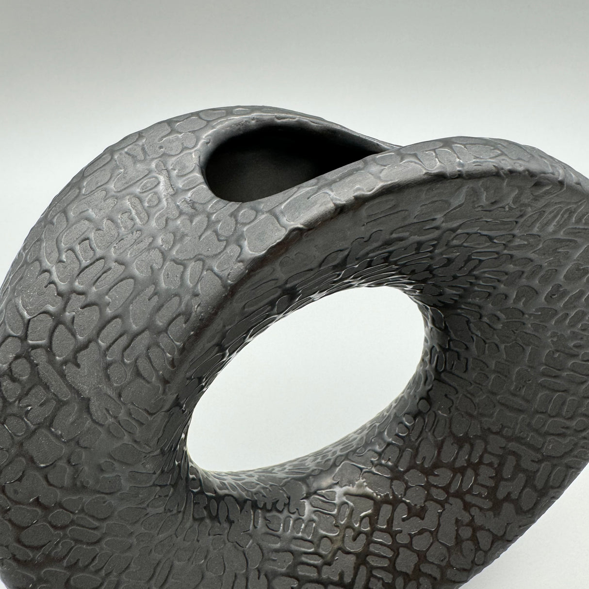 Runde Keramikvase Schwarz-Matt: Handverziert von Wimpelberg