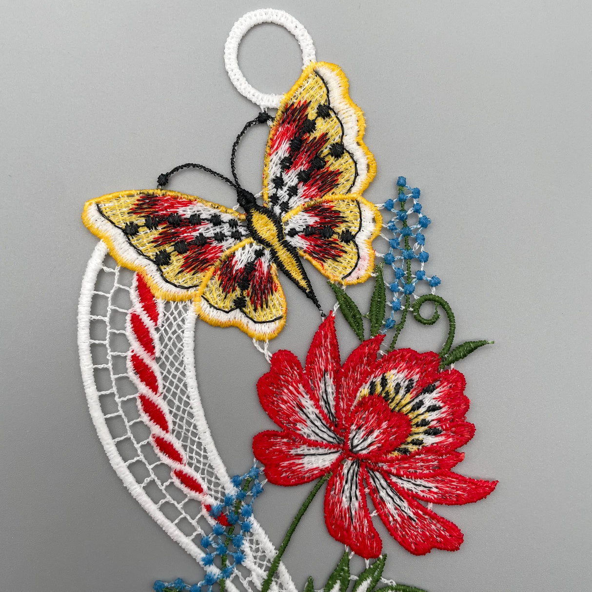 Fensterbild Schmetterlinge mit Blüte | Plauener Spitze Fensterbild | Fensterdekoration von Wimpelberg