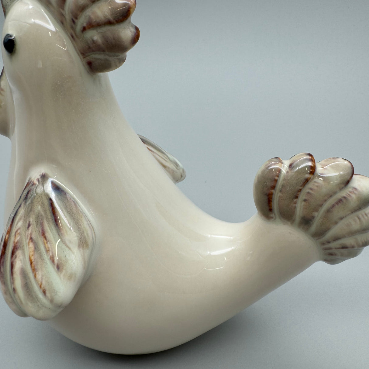 Charmant handbemalter Hahn: 14x15 cm, Keramik, glasierte Oberfläche, Creme-Grün von Wimpelberg