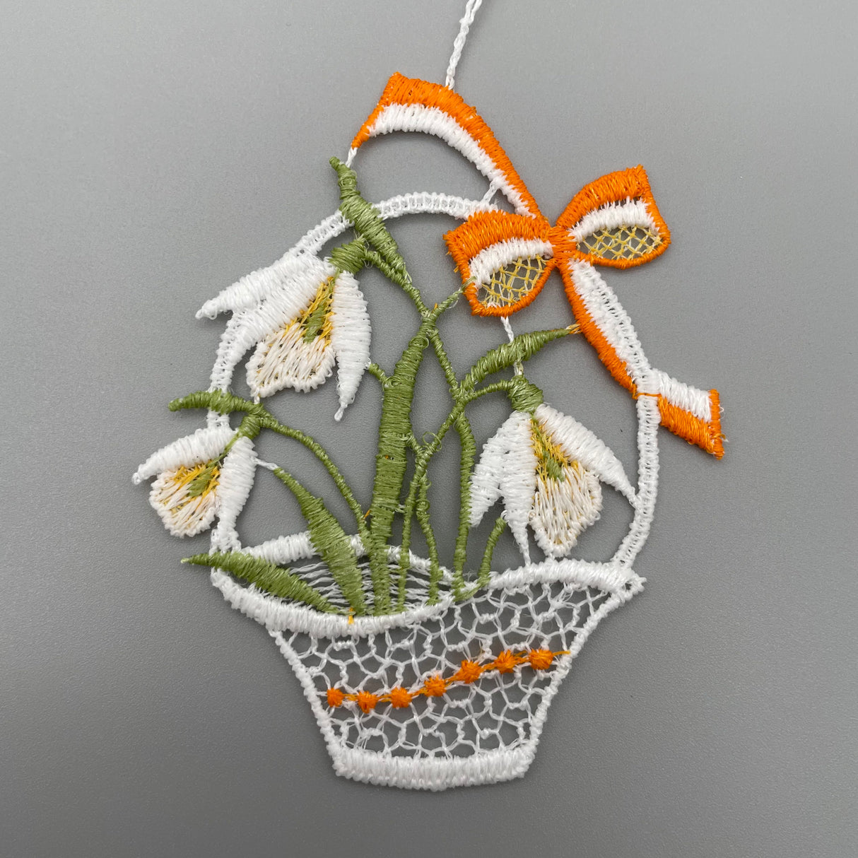 Fensteranhänger Osterkörbchen farbig | Plauener Spitze Fensterbild Ostern 3 von Wimpelberg