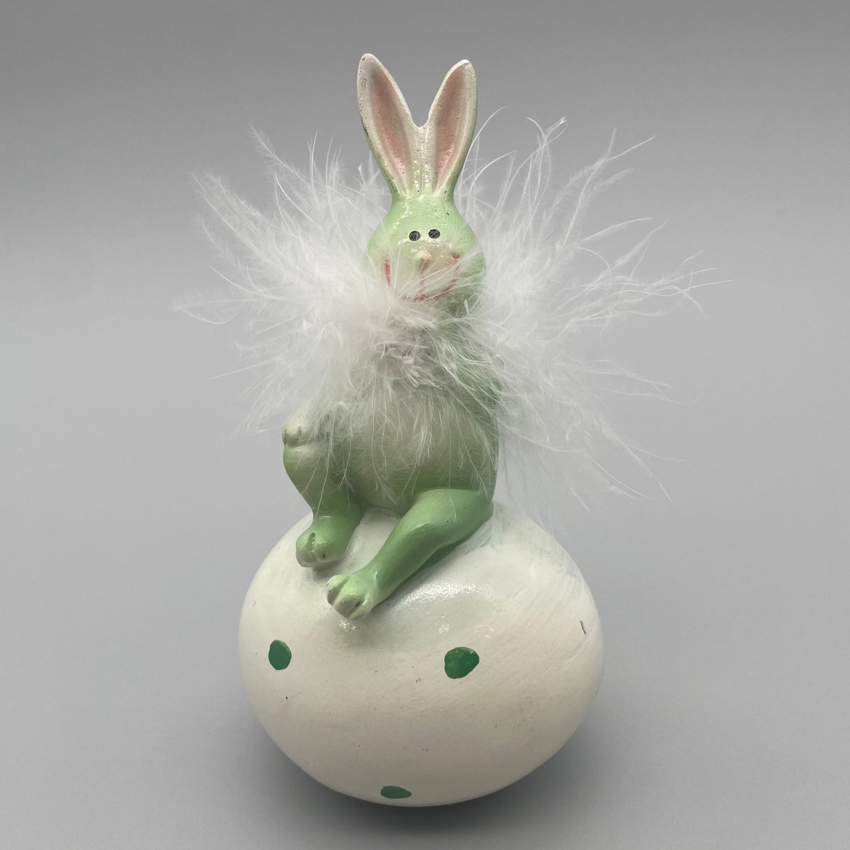 Deko Osterhase auf Osterei | Deko für Ostern Hase 2 (beide Beine angewinkelt) von Wimpelberg