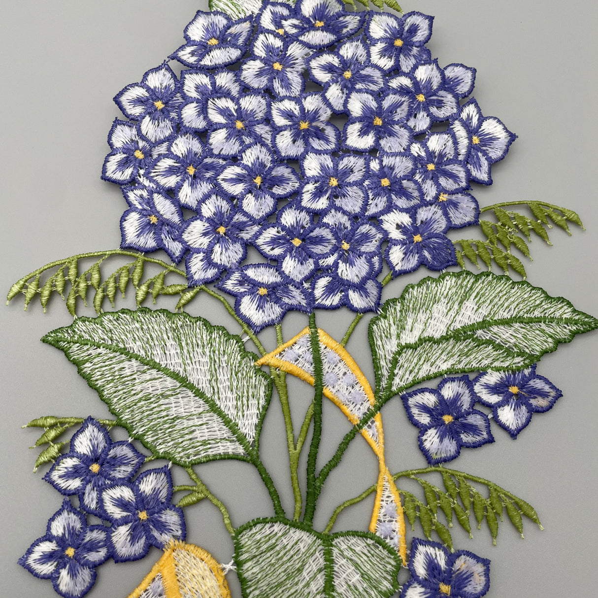 Fensterbild Hortensie lila | Plauener Spitze Fensterbild | Sommer Fensterdeko von Wimpelberg