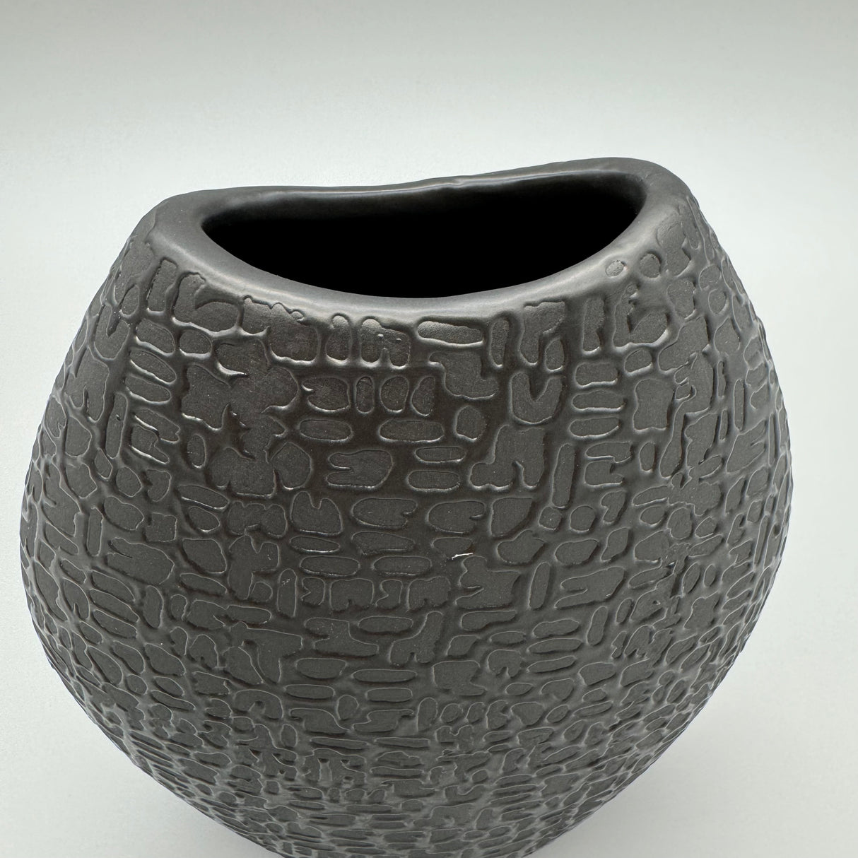 Elegante Keramikvase Schwarz-Matt: Handverziert von Wimpelberg