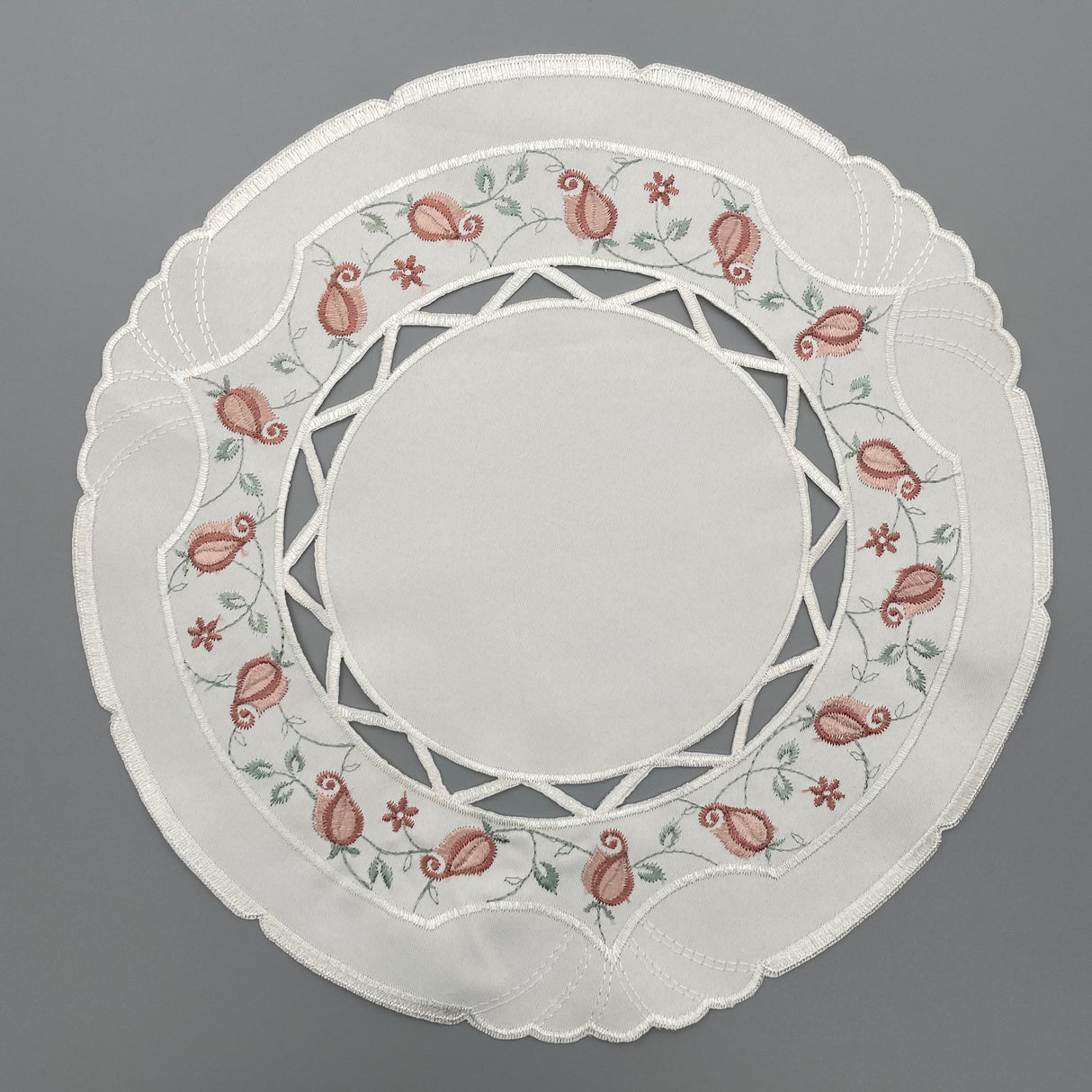 Deckchen 30cm rund Plauener Spitze creme-kupfer | Tischdecke von Wimpelberg