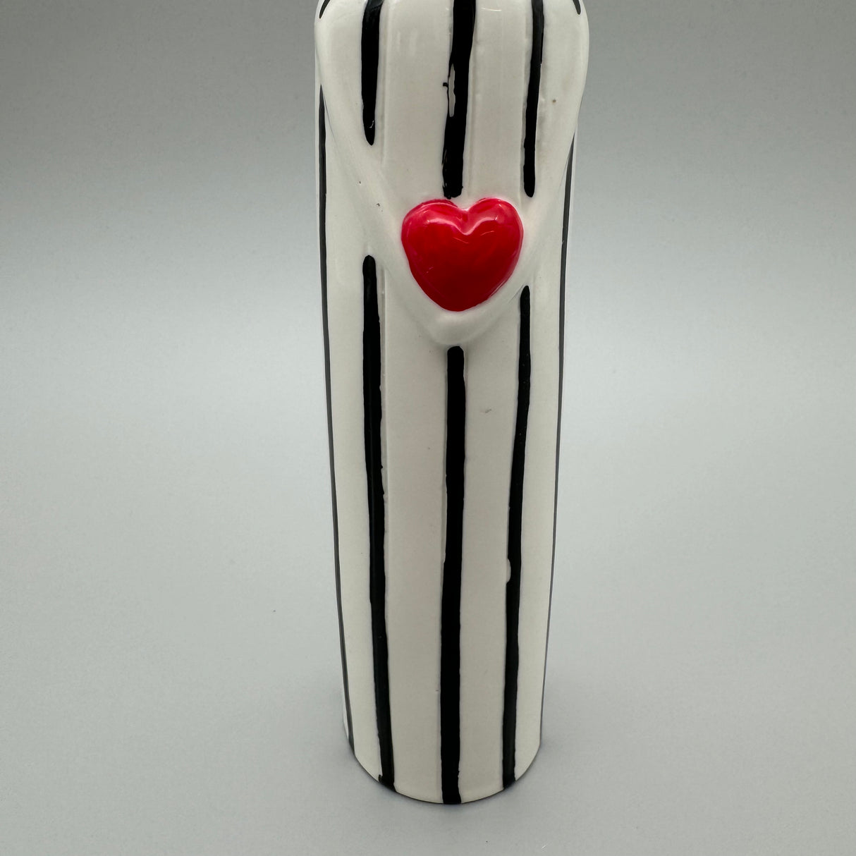 Charmante Deko-Katze: 26 cm, Schwarz-Weiß, Glasiertes Porzellan mit Rotem Herz von Wimpelberg