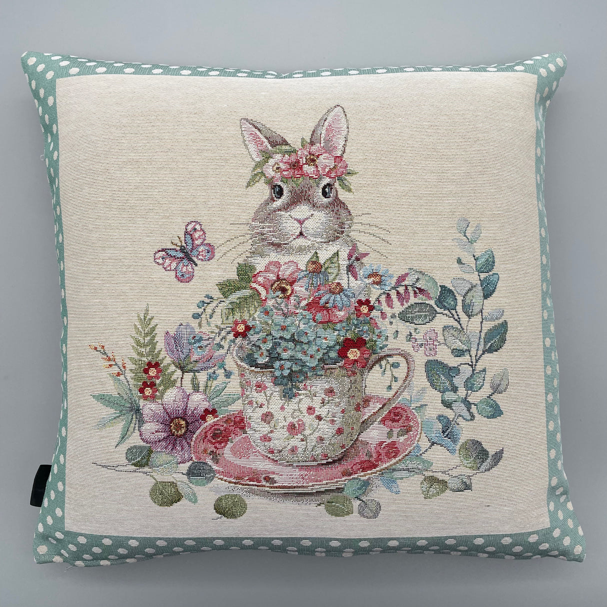 Kissenhülle Hase mit Blumen und Tasse Gobelin - 45x45cm | Kissenhülle für Ostern von Wimpelberg
