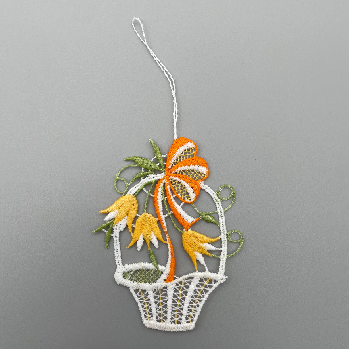 Fensteranhänger Osterkörbchen farbig | Plauener Spitze Fensterbild Ostern von Wimpelberg