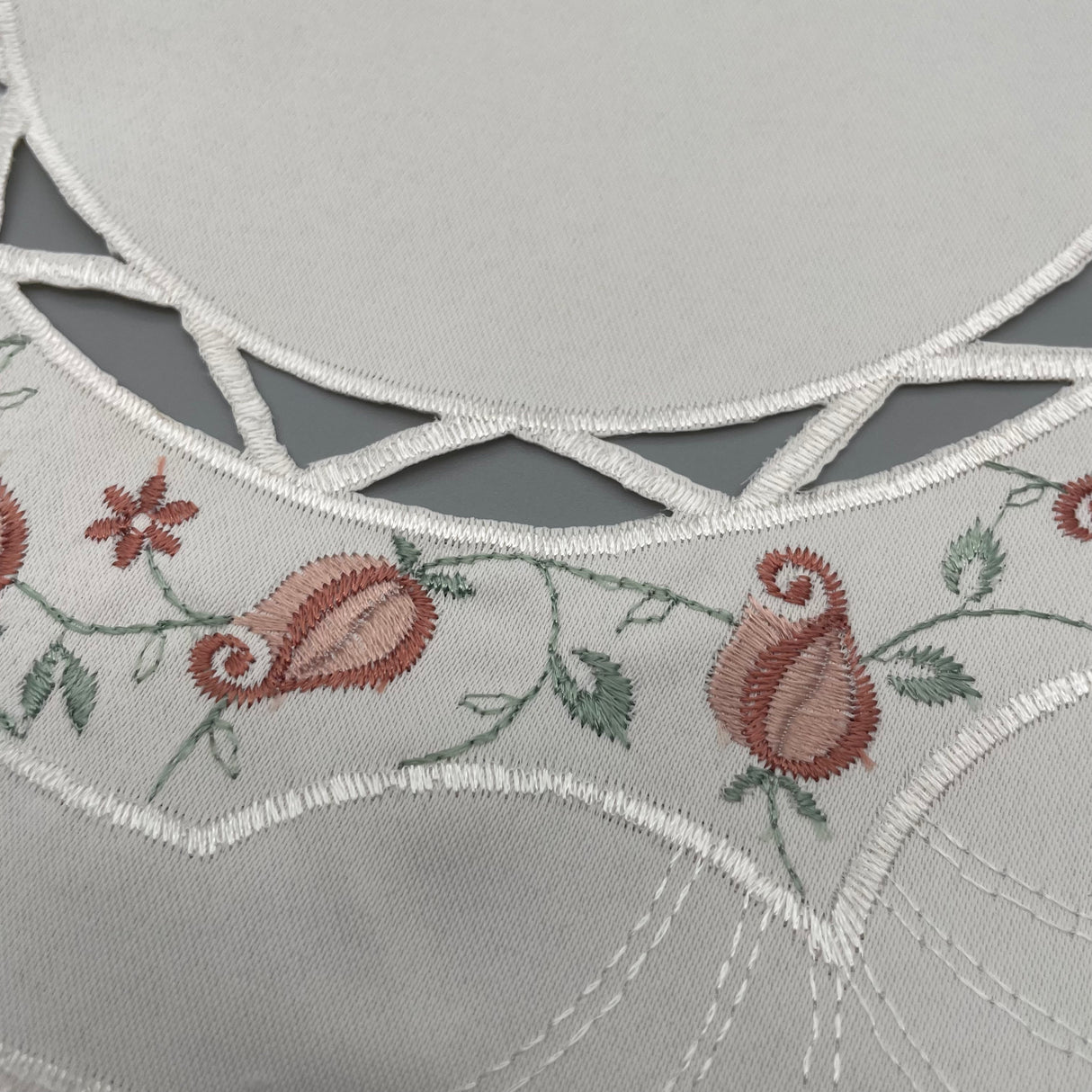 Deckchen 30cm rund Plauener Spitze creme-kupfer | Tischdecke von Wimpelberg