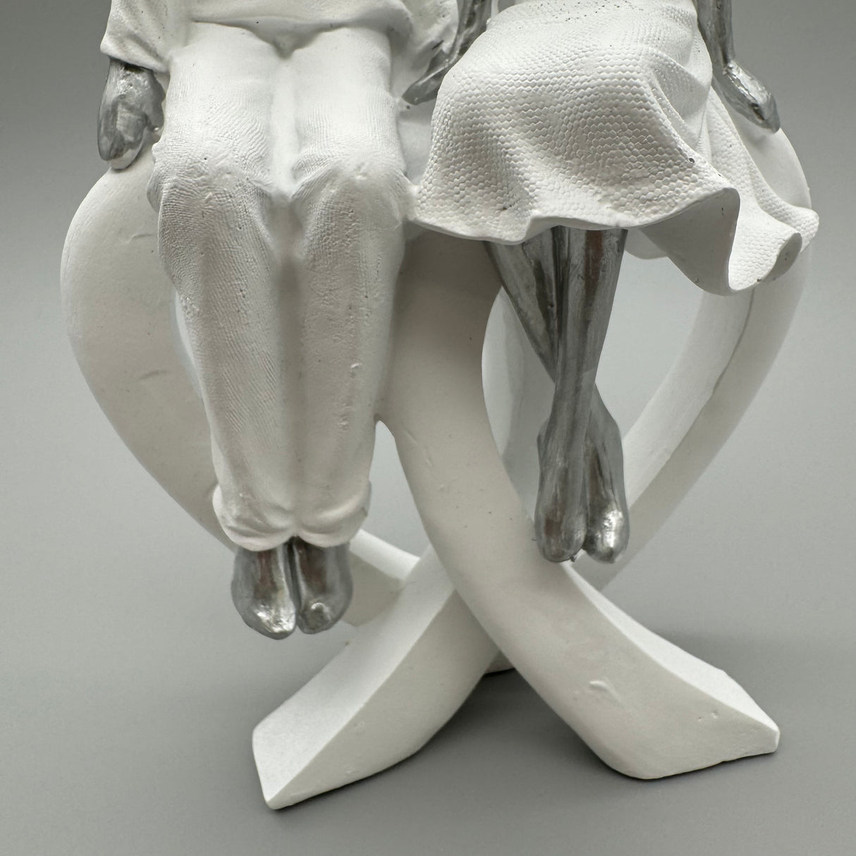 Stilvolles Paar mit Herz: Weiß-Silber, 25 cm, Kunststein von Wimpelberg