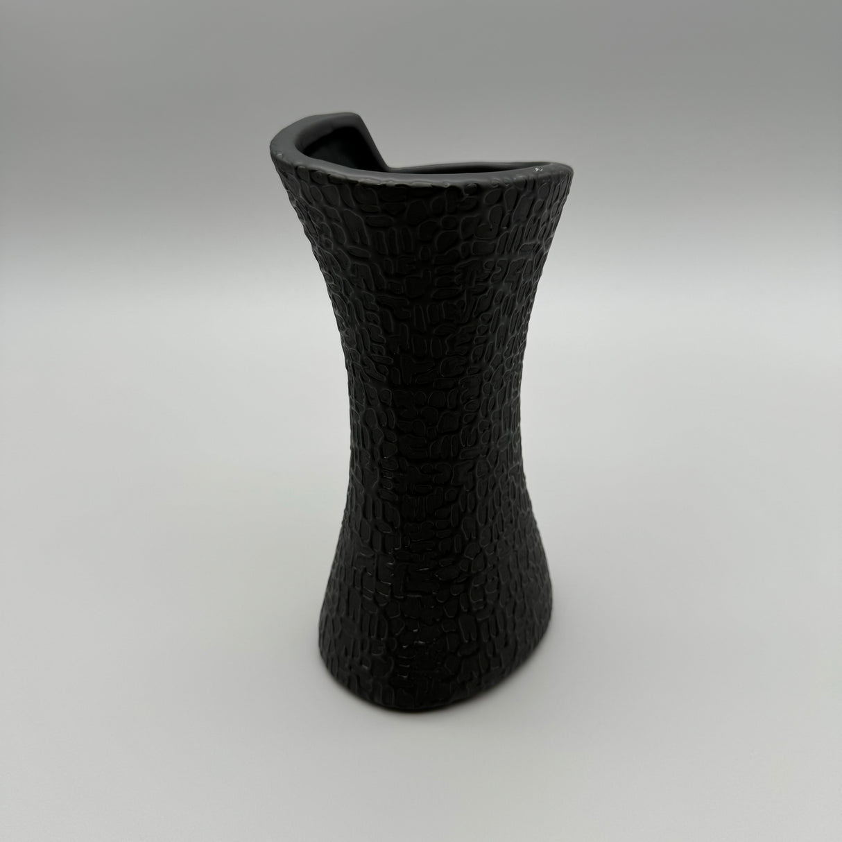 Stilvolle Schwarz-Matt Vase: Handgefertigt, aufgetragene Struktur von Wimpelberg