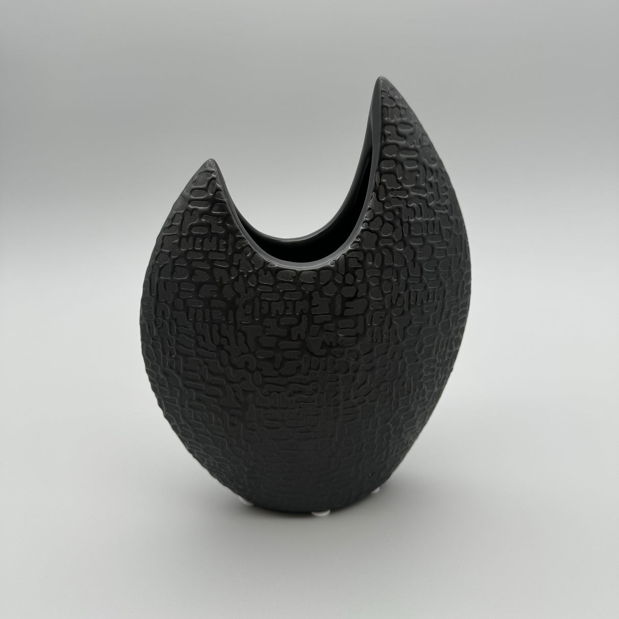 Flache Keramikvase Schwarz-Matt: Handverziert, Mit Filz-Sticker 21cm flach von Wimpelberg