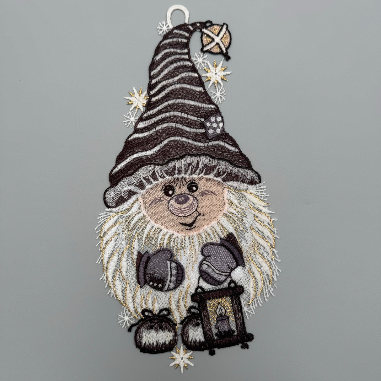 Fensterbild "Wichtel" in Grau – Plauener Spitze | Fensterdeko Weihnachten von Wimpelberg