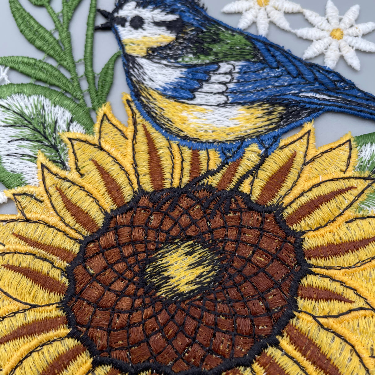 Fensterbild Sonnenblume mit Meise | Plauener Spitze | Fensterdekoration von Wimpelberg