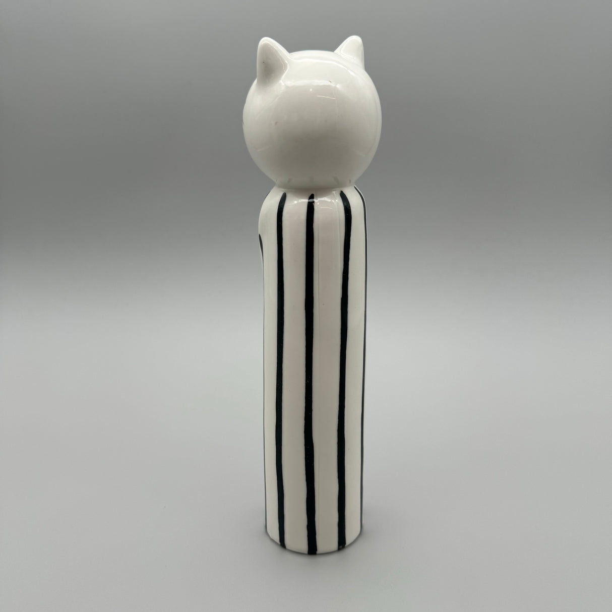 Charmante Deko-Katze: 26 cm, Schwarz-Weiß, Glasiertes Porzellan mit Rotem Herz von Wimpelberg