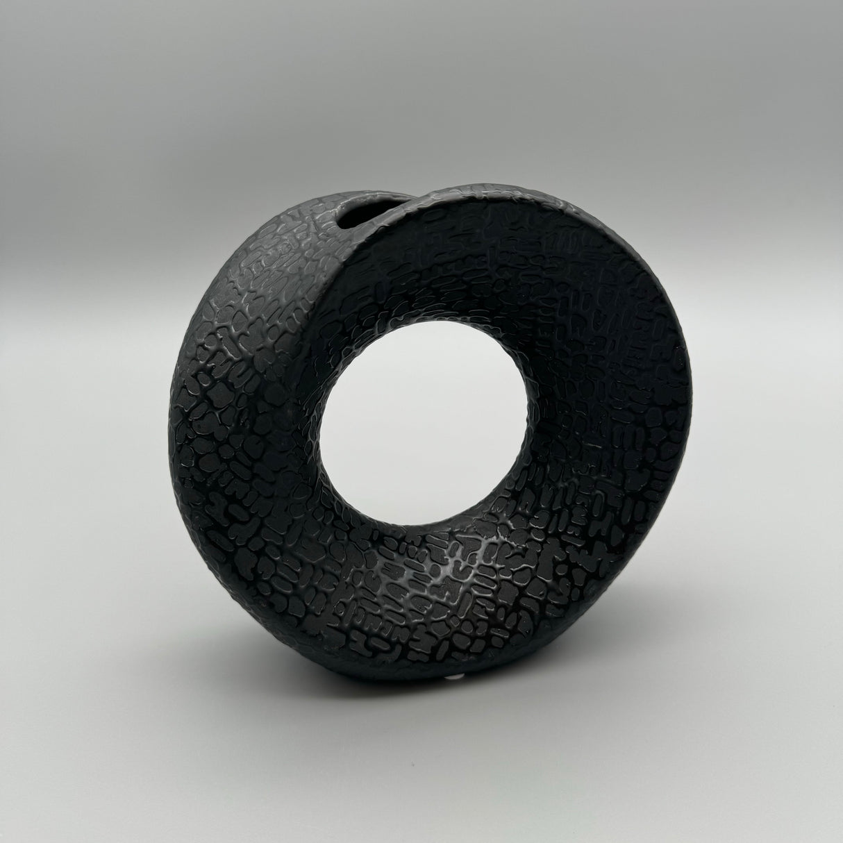 Runde Keramikvase Schwarz-Matt: Handverziert 18cm rund von Wimpelberg