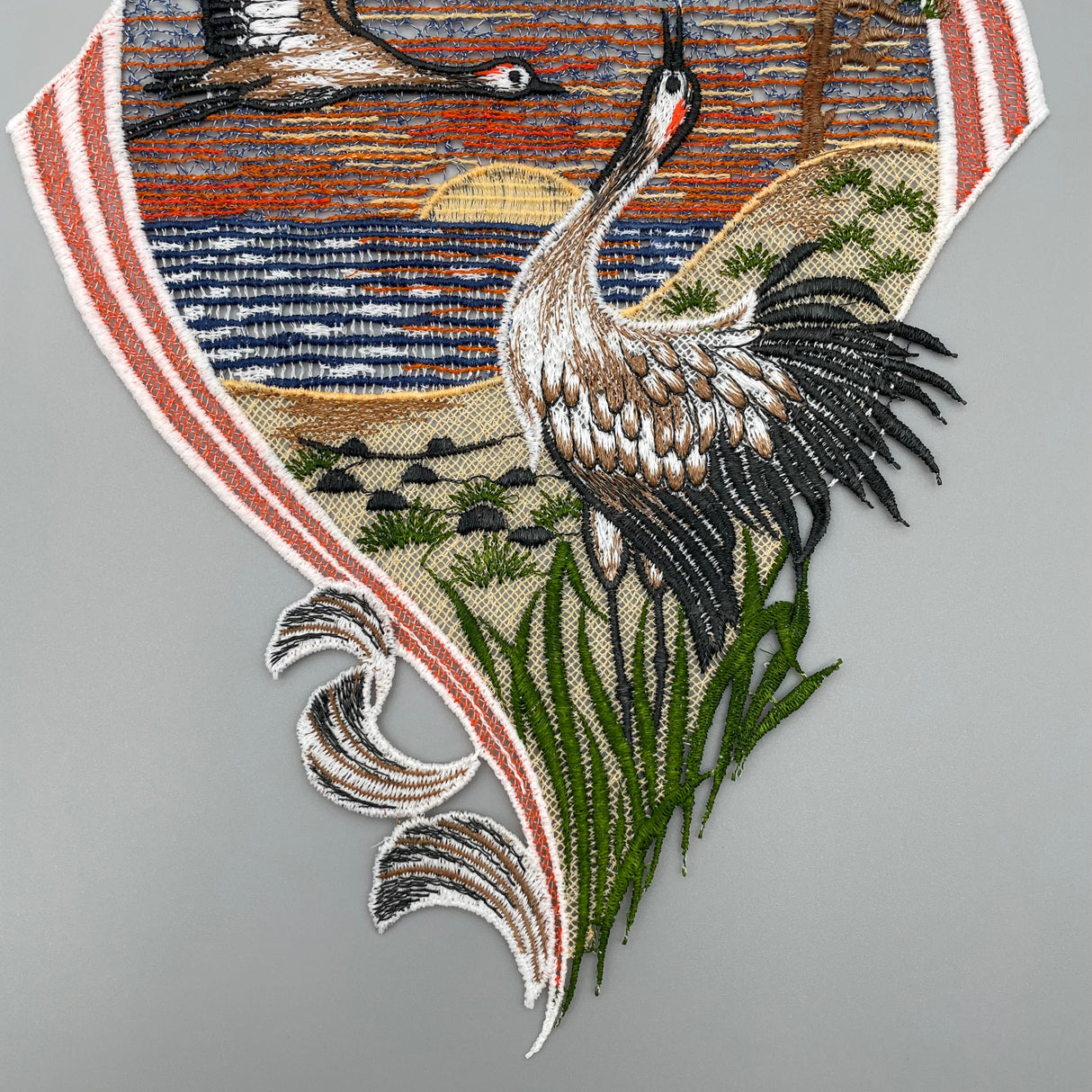 Fensterbild Kraniche farbig | Plauener Spitze | Fensterdekoration von Wimpelberg