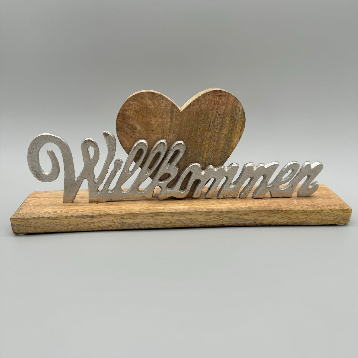 Schriftzug Willkommen auf Sockel – 36x14 cm aus Aluminium und Mangoholz Büste von Wimpelberg