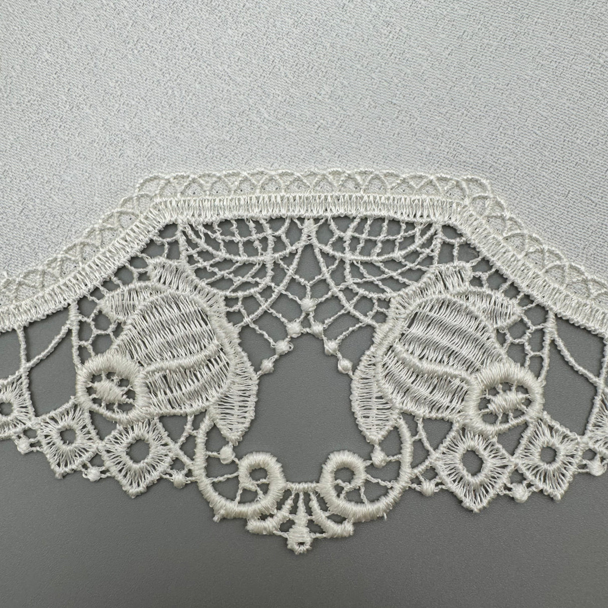 Tischläufer Plauener Spitze mit Applikationen – Plauener Spitze von Wimpelberg