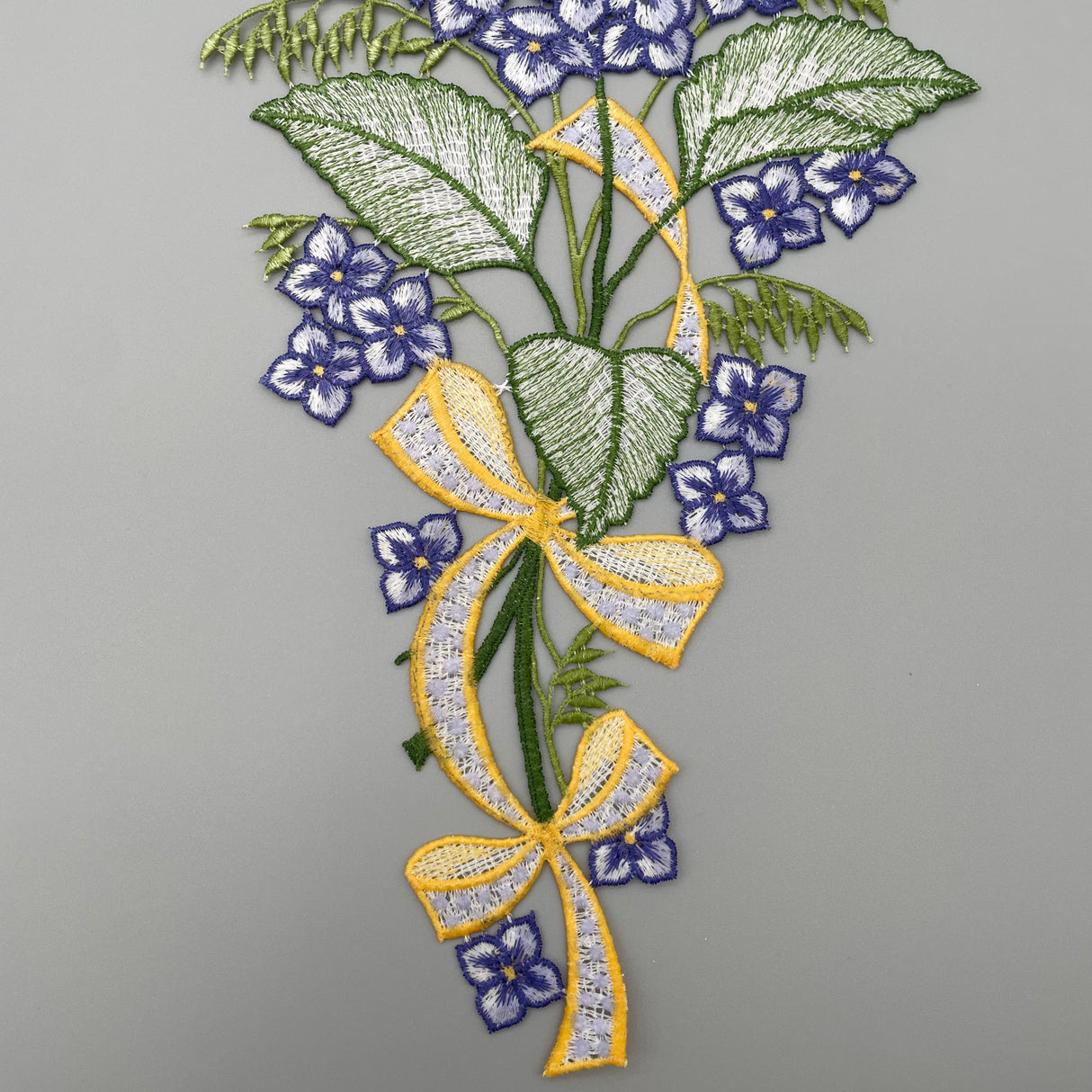 Fensterbild Hortensie lila | Plauener Spitze Fensterbild | Sommer Fensterdeko von Wimpelberg