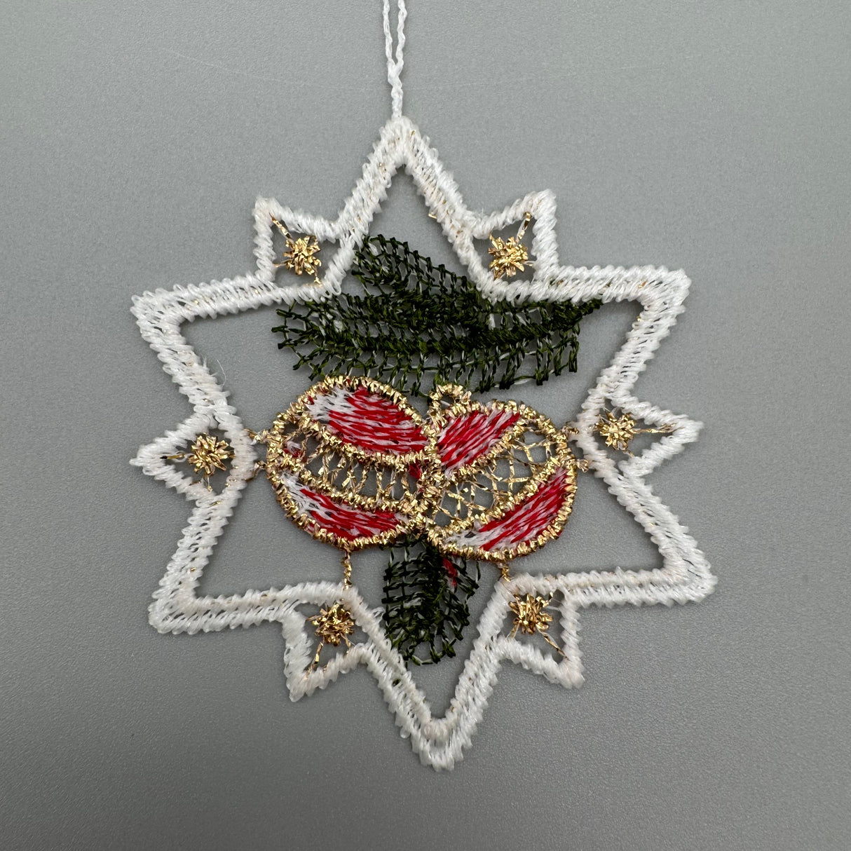 Fensterbild "Große Sterne" – Plauener Spitze | Weihnachtsmotiv Fensterdeko Kugeln von Wimpelberg