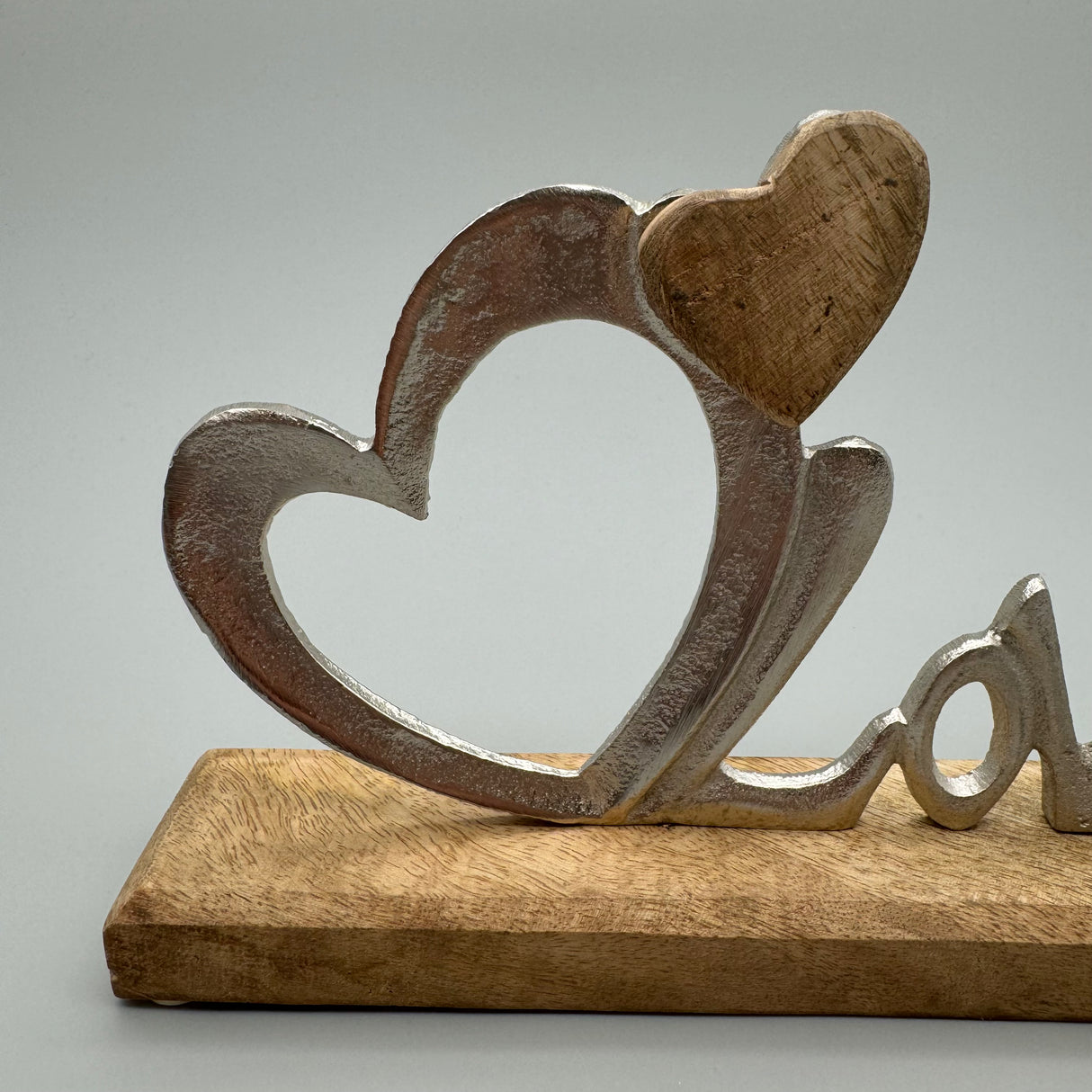 Schriftzug Love mit Herz – Büste aus mattem Aluminium und Mango-Holz von Wimpelberg