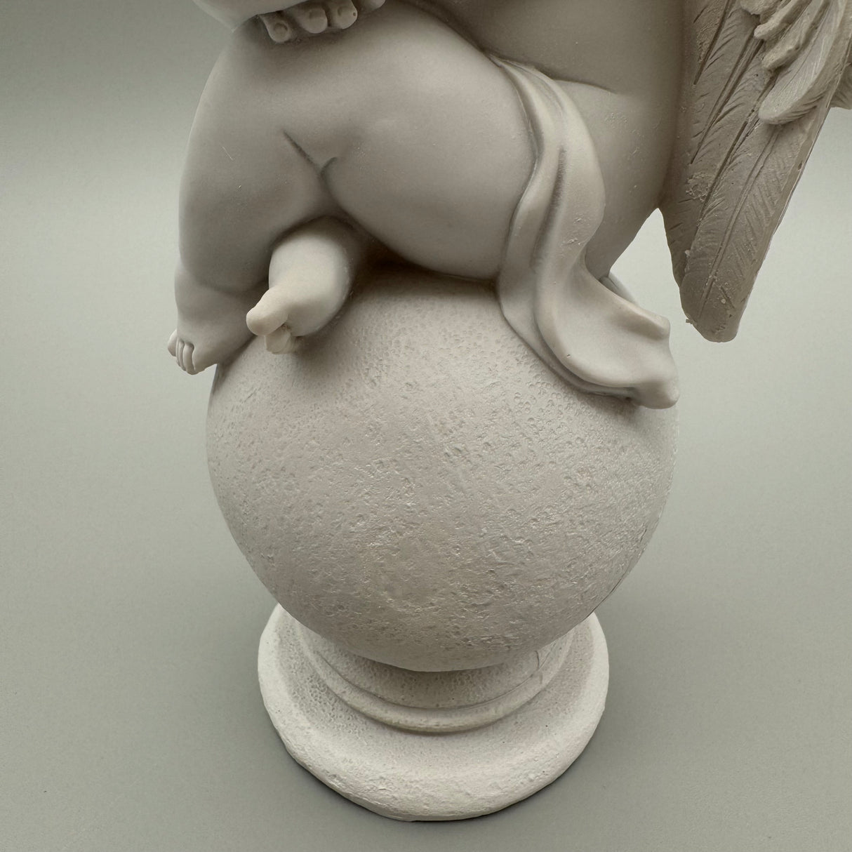 Zauberhafter Engel auf Kugel: Weiß-Matt, 24 cm, Kunststein von Wimpelberg