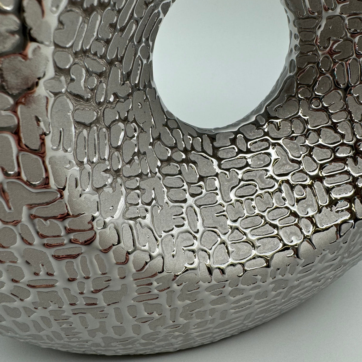 Stilvolle Runde Vase: Grau-Silber, Matte Keramik, Glänzende Struktur, Filz-Sticker von Wimpelberg