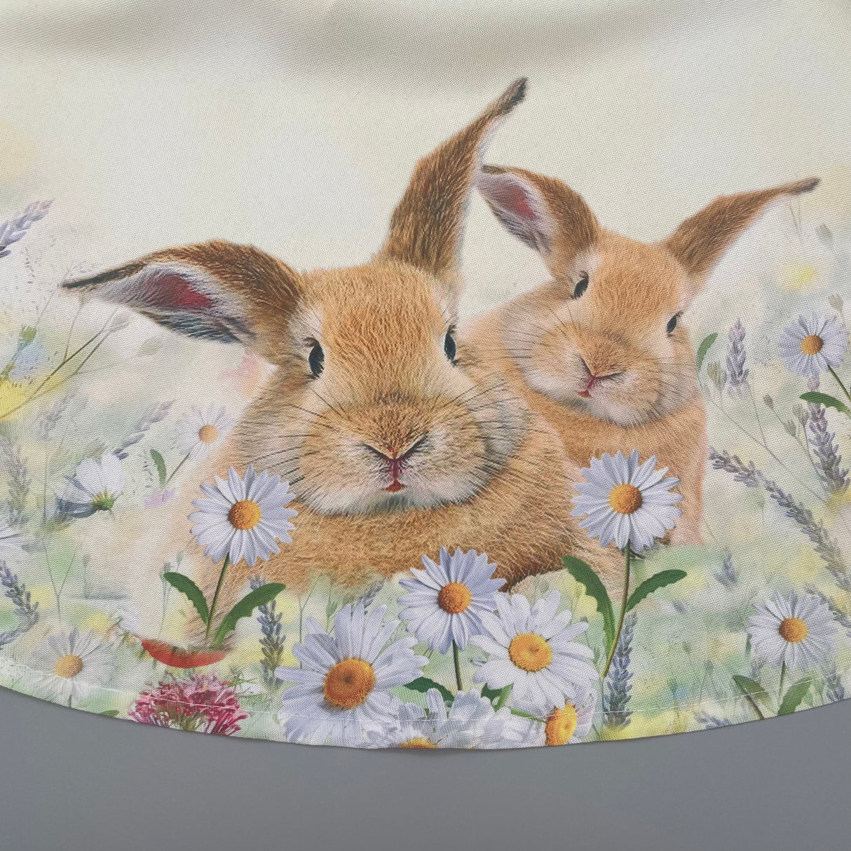 Osterdecke rund Hase auf Frühlingswiese | Osterdeko von Wimpelberg