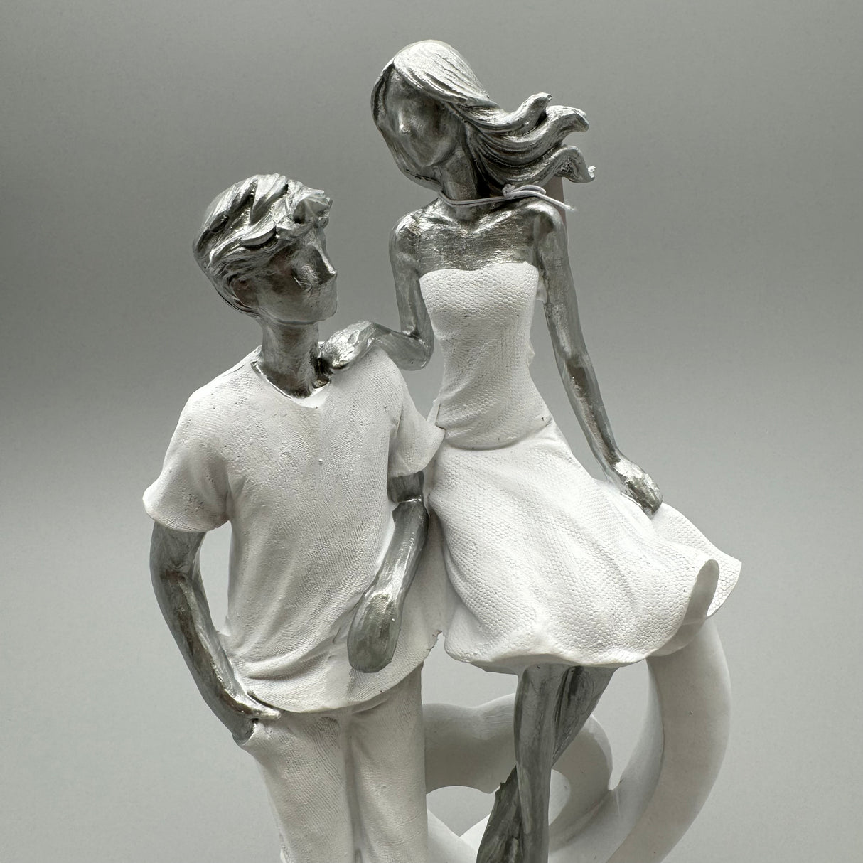 Stilvolles Paar mit Herz: Weiß-Silber, 25 cm, Kunststein von Wimpelberg