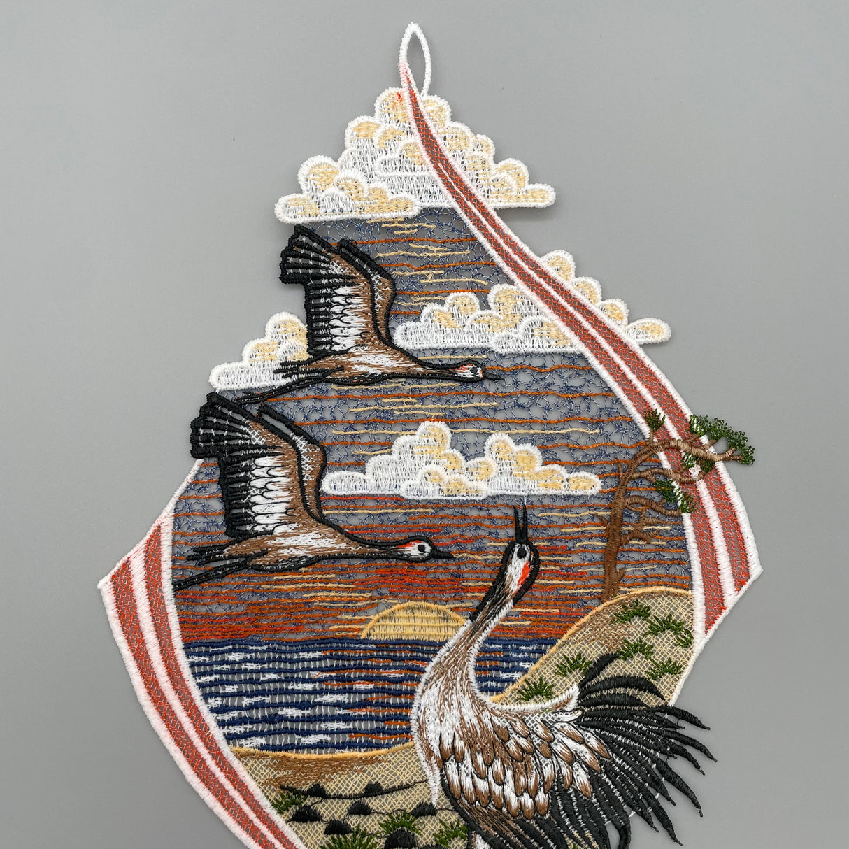 Fensterbild Kraniche farbig | Plauener Spitze | Fensterdekoration von Wimpelberg