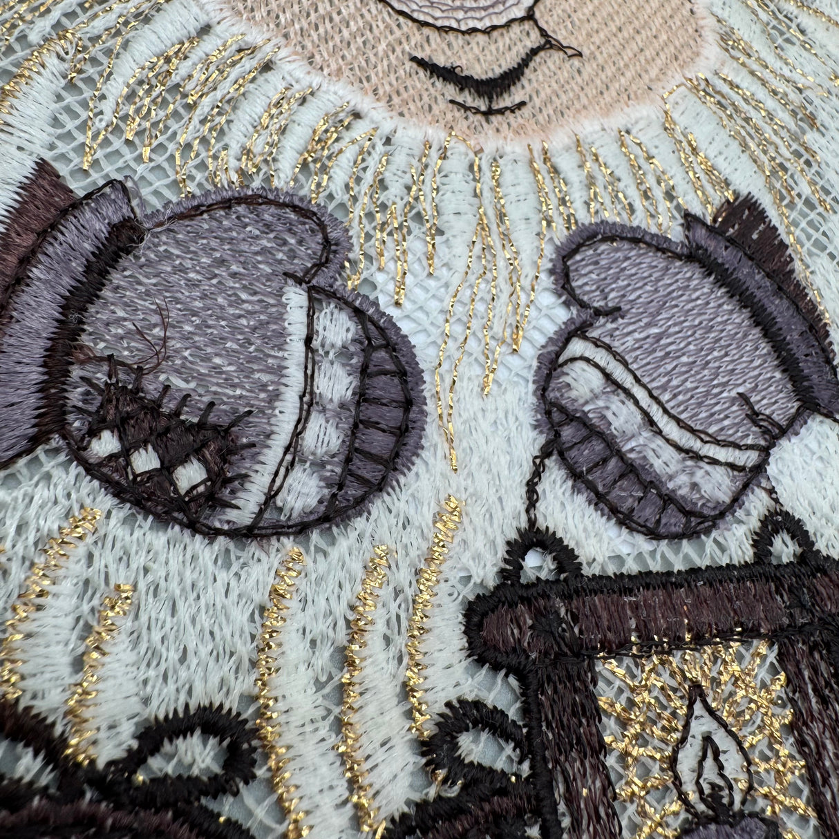 Fensterbild "Wichtel" in Grau – Plauener Spitze | Fensterdeko Weihnachten von Wimpelberg