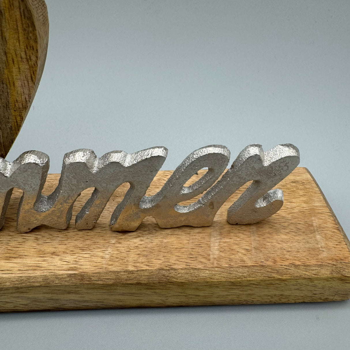 Schriftzug Willkommen auf Sockel – 36x14 cm aus Aluminium und Mangoholz Büste von Wimpelberg