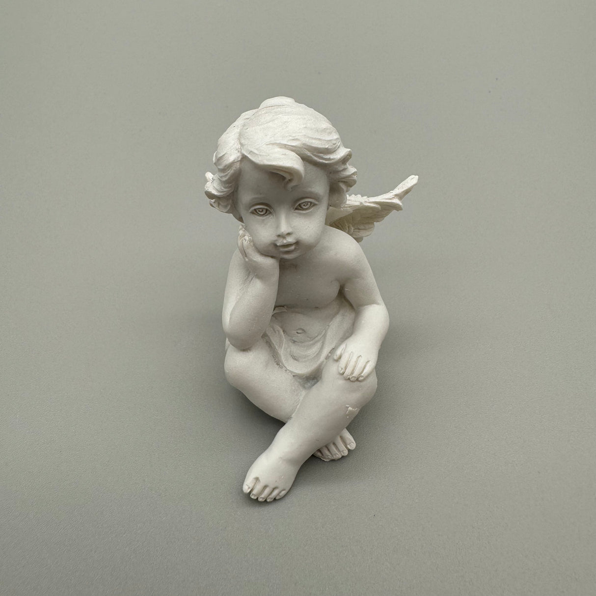 Zauberhafte Sitzende Engel: 6 cm, Weiß-Matt, Kunststein, 4 Varianten Ein Arm abstützend von Wimpelberg