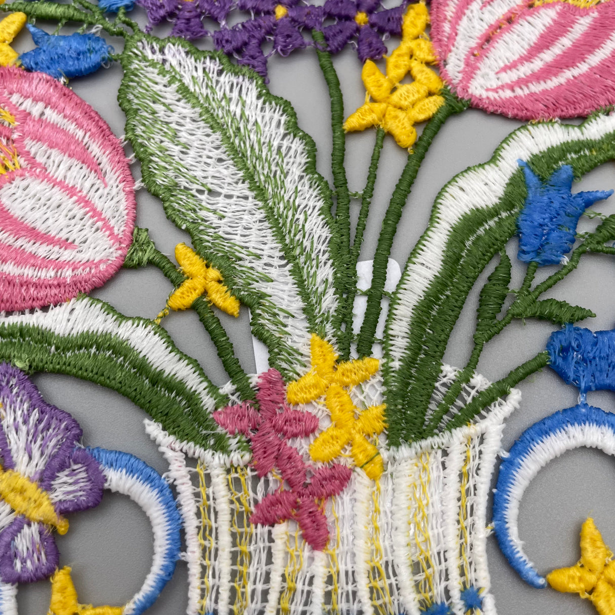 Fensterbild Frühlingsvase farbig | Plauener Spitze Fensterbilder | Frühling Fensterdeko von Wimpelberg