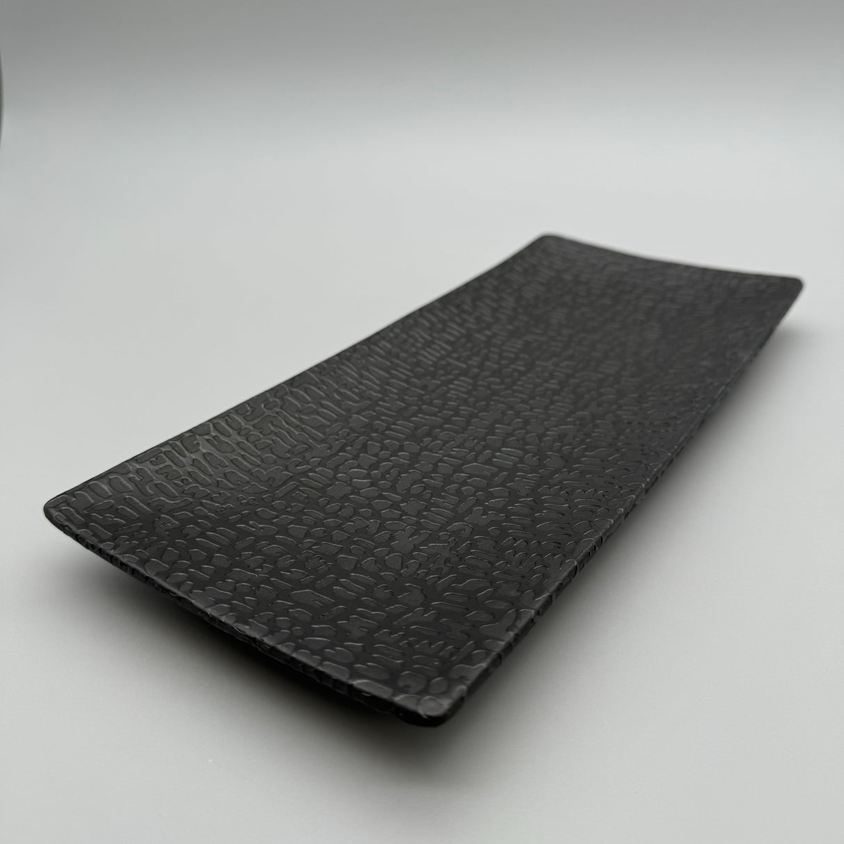 Elegante Deko-Schale: Schwarze Mattglasur, Aufgetragene Struktur, Filz-Sticker von Wimpelberg