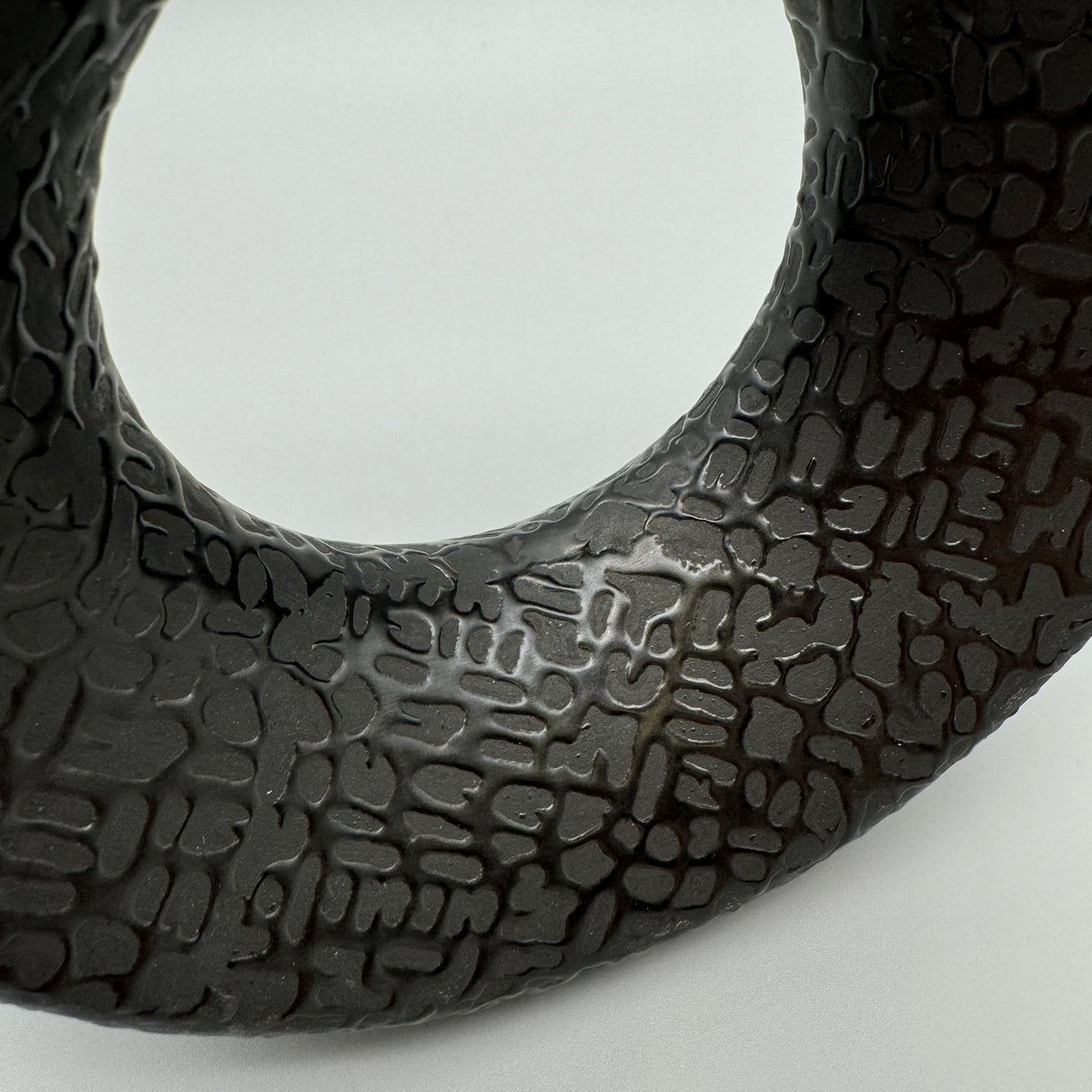 Runde Keramikvase Schwarz-Matt: Handverziert von Wimpelberg