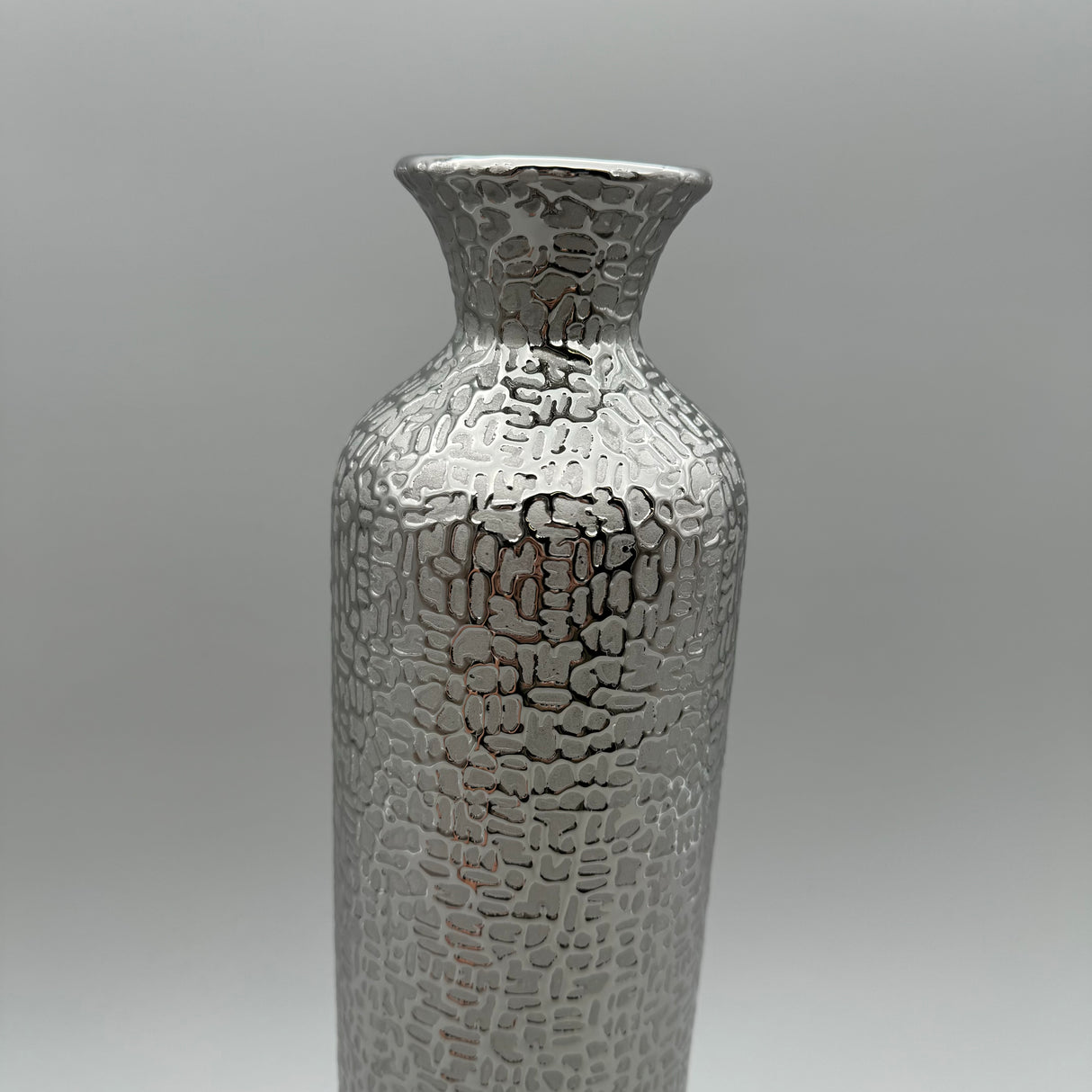 Elegante Grau-Silber Bodenvase: Matte Keramik, Glänzende Struktur, Filz-Sticker von Wimpelberg