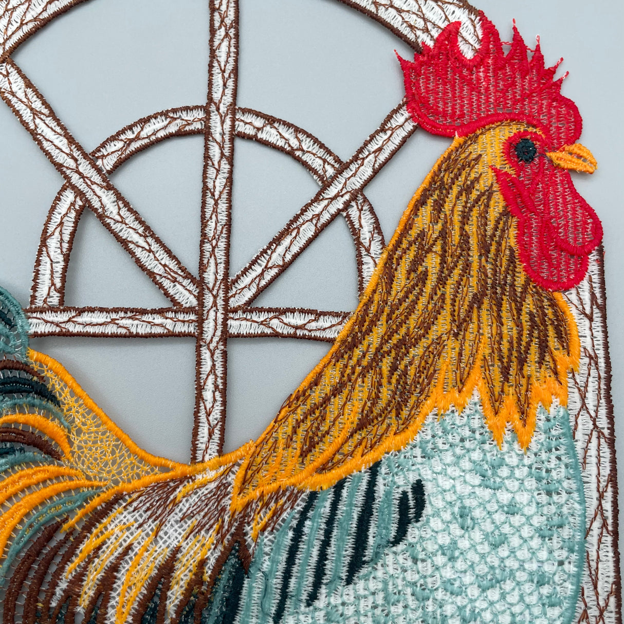 Fensterbild Gockelhahn farbig | Plauener Spitze Fensterbild | Fensterdeko von Wimpelberg