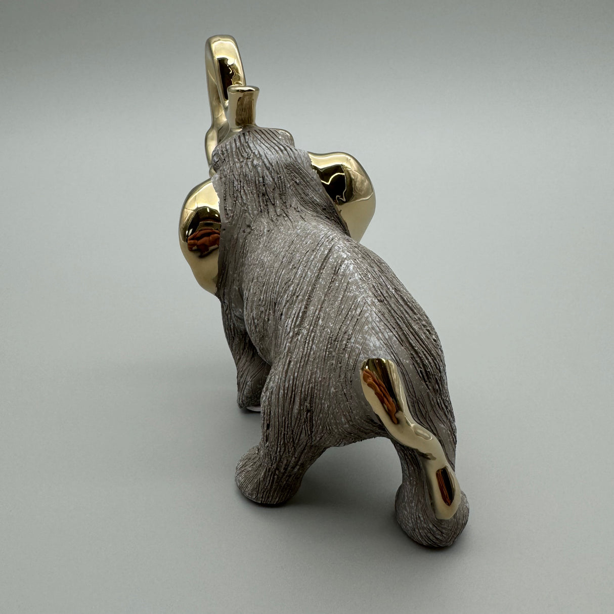 Charmant verzierter Elefant: Keramik, matte reliefierte Oberfläche, goldene Elemente von Wimpelberg