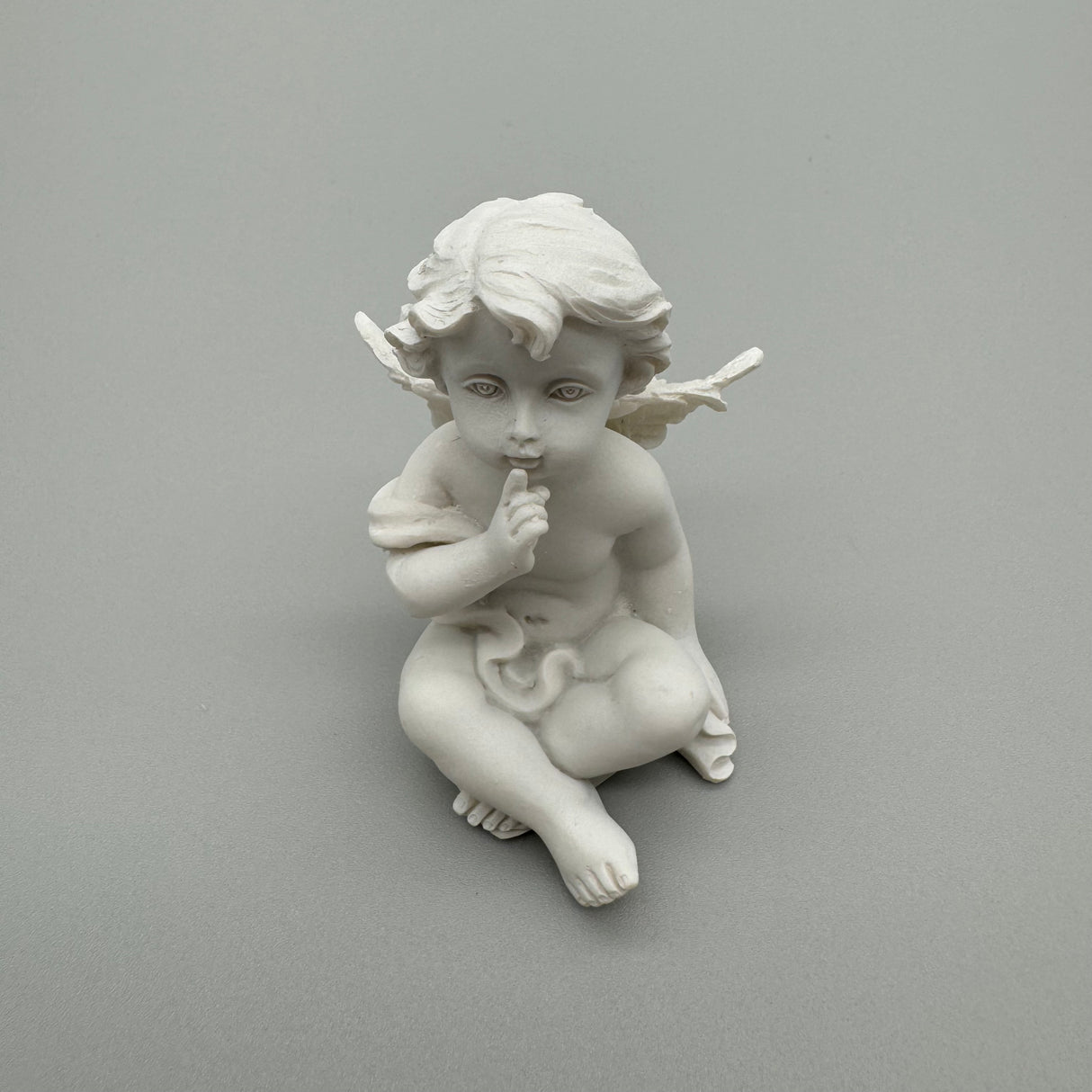 Zauberhafte Sitzende Engel: 6 cm, Weiß-Matt, Kunststein, 4 Varianten Pssscht von Wimpelberg