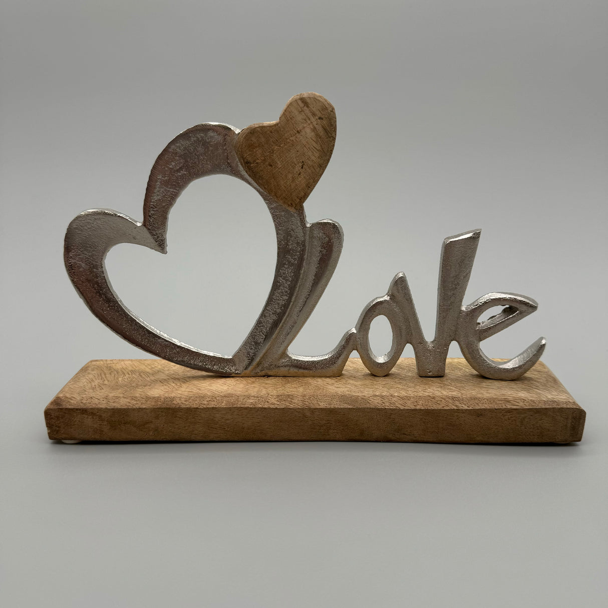 Schriftzug Love mit Herz – Büste aus mattem Aluminium und Mango-Holz von Wimpelberg