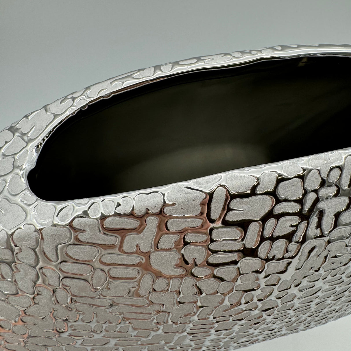 Stilvolle Runde Vase: Grau-Silber, Matte Keramik, Glänzende Struktur, Filz-Sticker von Wimpelberg