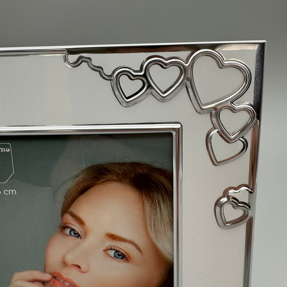 Fotorahmen Weiß-Silber mit Herzen – 10x15cm und 13x18cm aus Aluminium von Wimpelberg