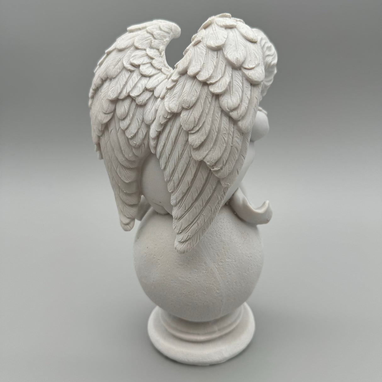 Zauberhafter Engel auf Kugel: Weiß-Matt, 24 cm, Kunststein von Wimpelberg