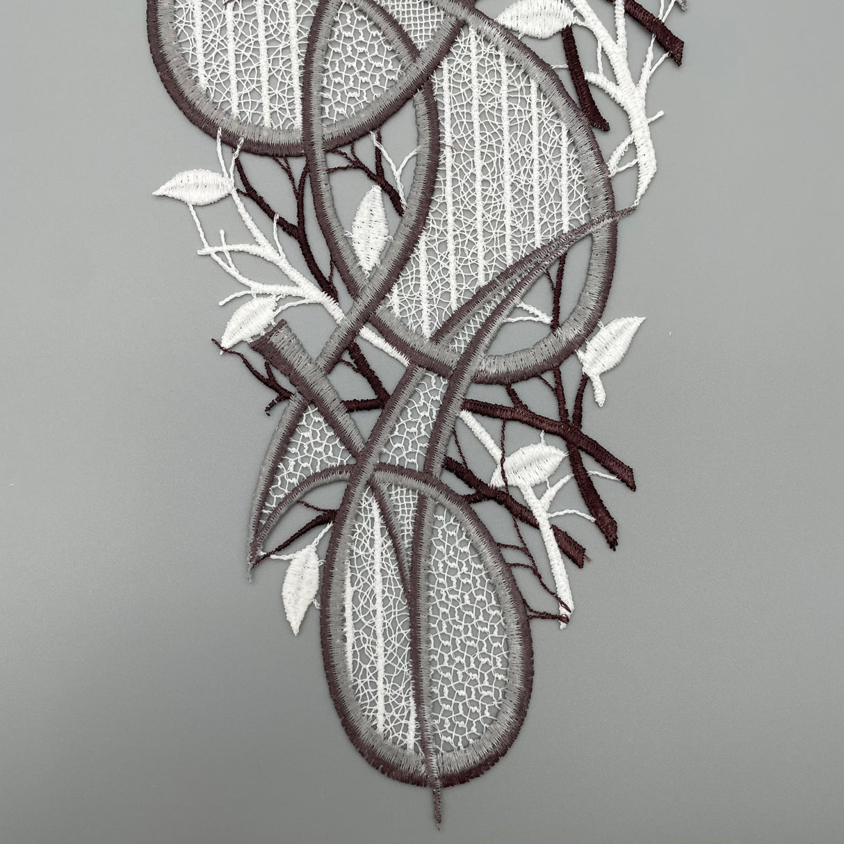 Fensterbild Ornament farbig | Plauener Spitze Modern | Moderne Fensterdekoration von Wimpelberg